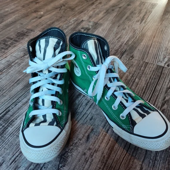 LIKE NEW Chuck Taylor Converse All stars Women size 8 men size 6 - Picture 2 of 16